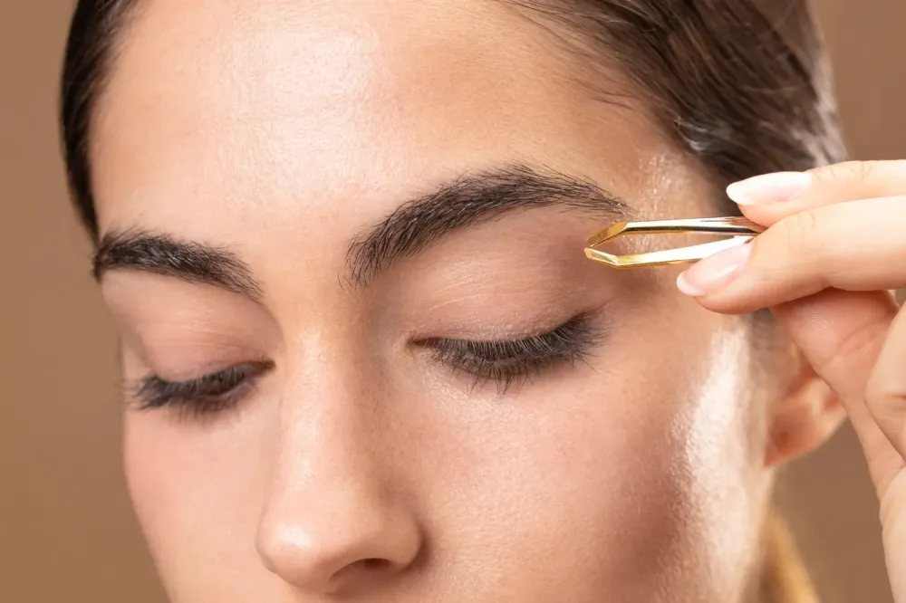 épilation sourcils à la pince